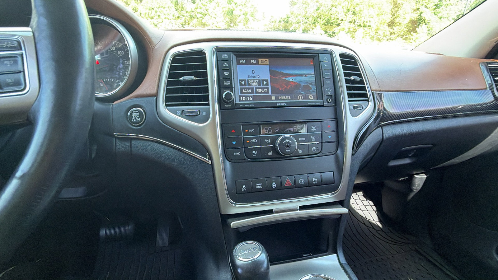 Used 2012 Jeep Grand Cherokee Overland Summit RWD image 33