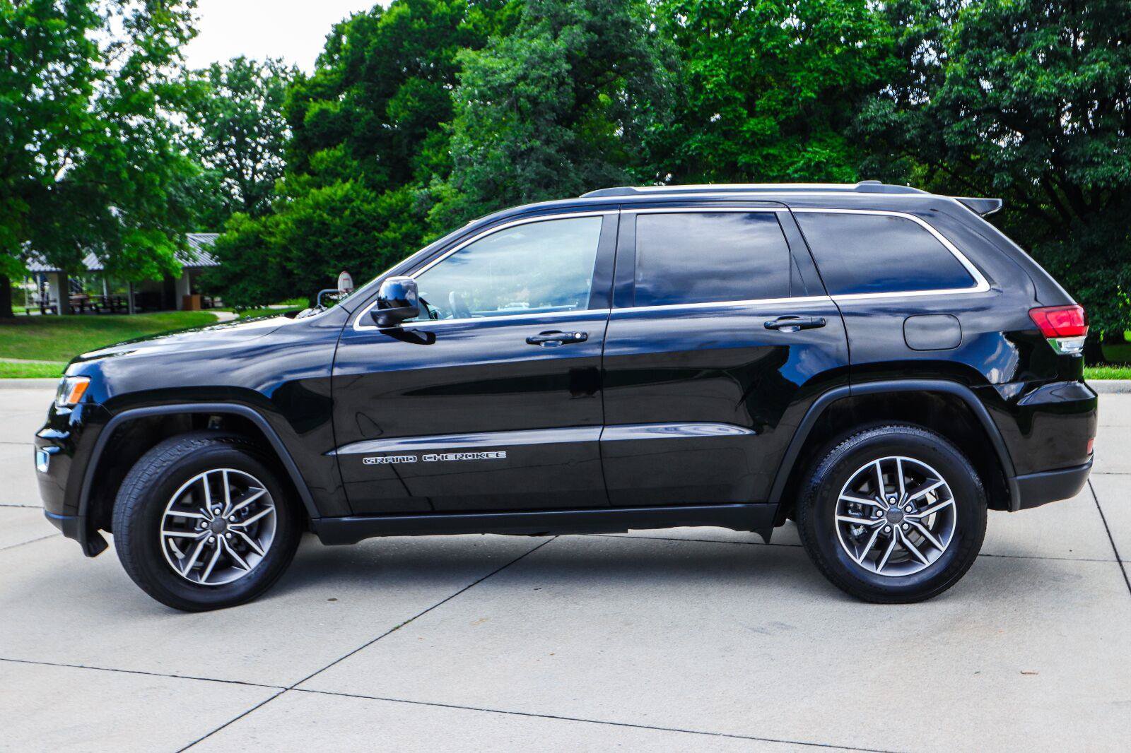 Used 2021 Jeep Grand Cherokee Laredo w/ Trailer Tow Group IV AWD/4WD image 4