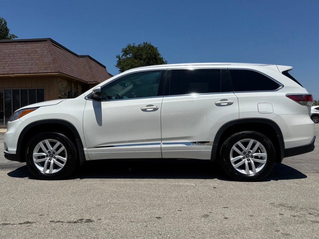 Used 2016 Toyota Highlander LE AWD/4WD image 2