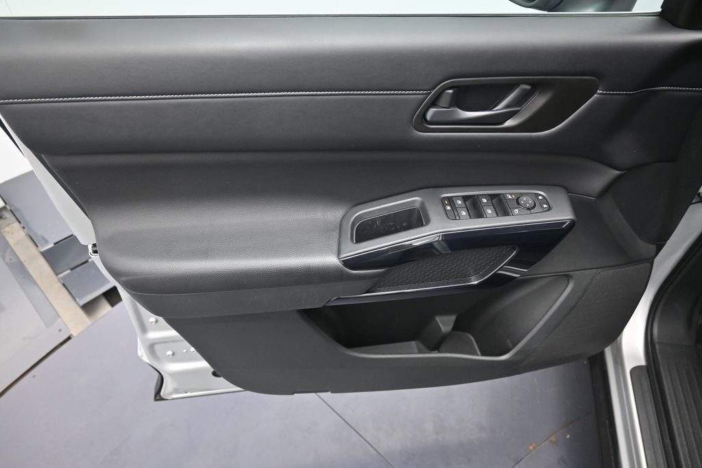 Used 2024 Nissan Pathfinder SV AWD/4WD image 9