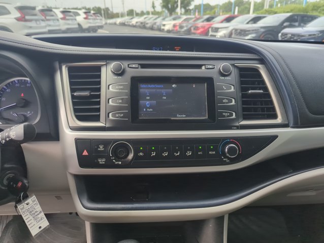 Used 2019 Toyota Highlander LE FWD image 16