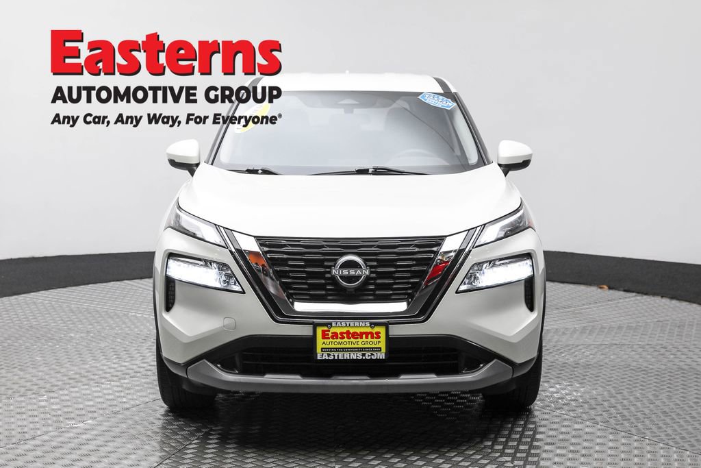 Used 2022 Nissan Rogue SV image 2