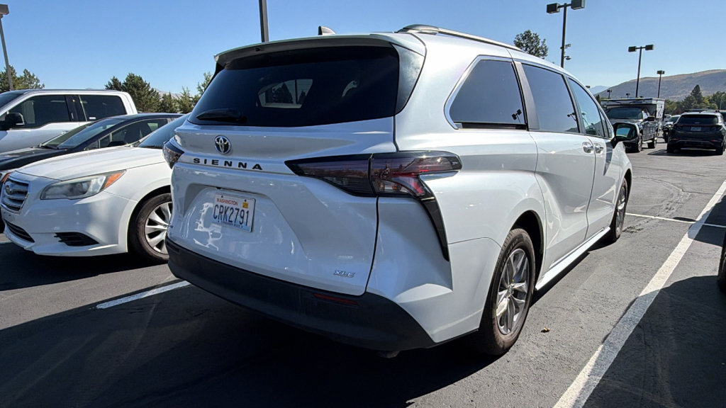 Certified 2025 Toyota Sienna XLE FWD image 2