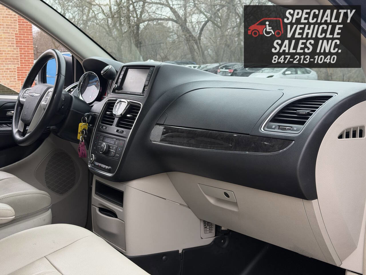 Used 2016 Chrysler Town & Country Touring FWD image 36
