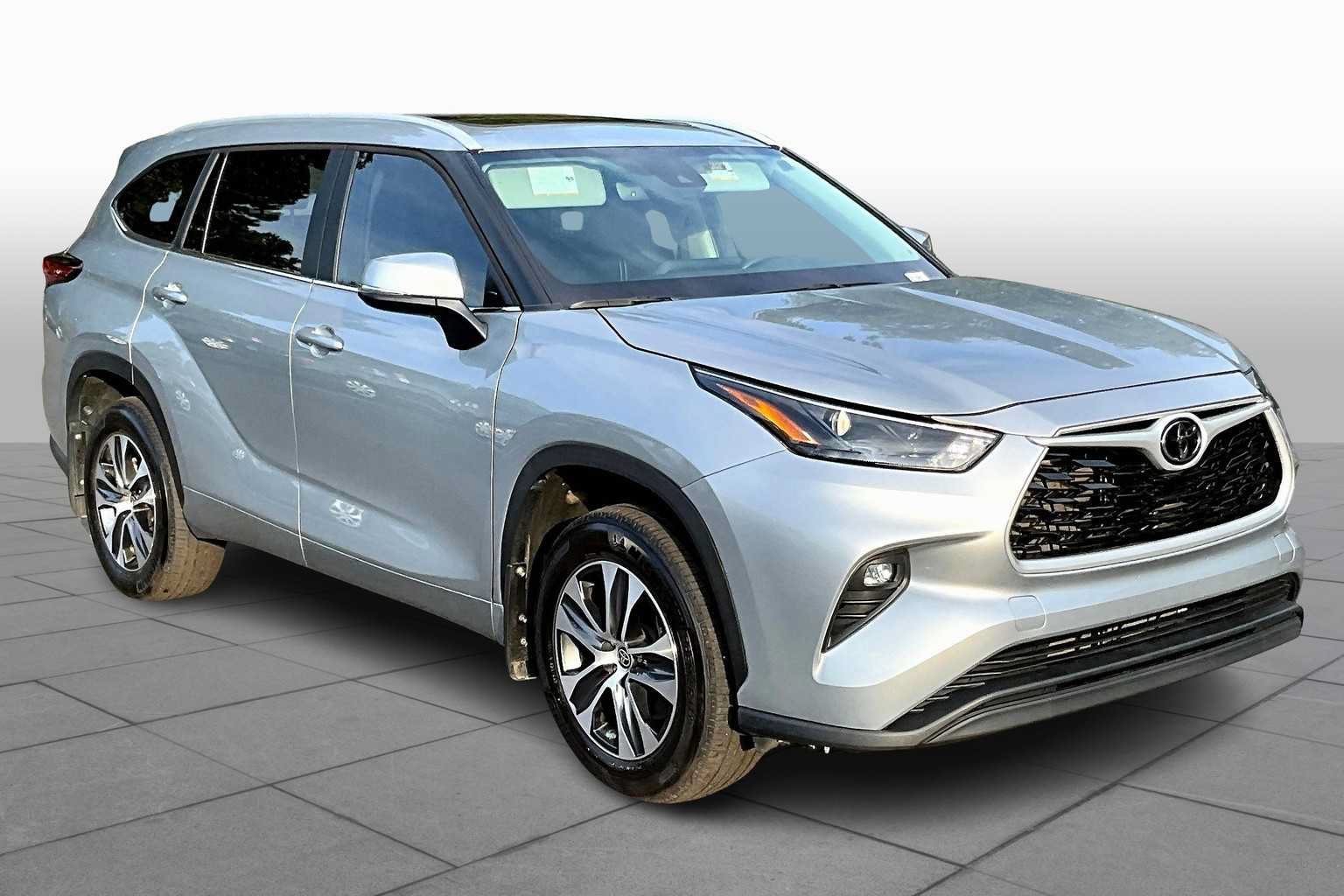 Used 2023 Toyota Highlander XLE AWD/4WD image 3