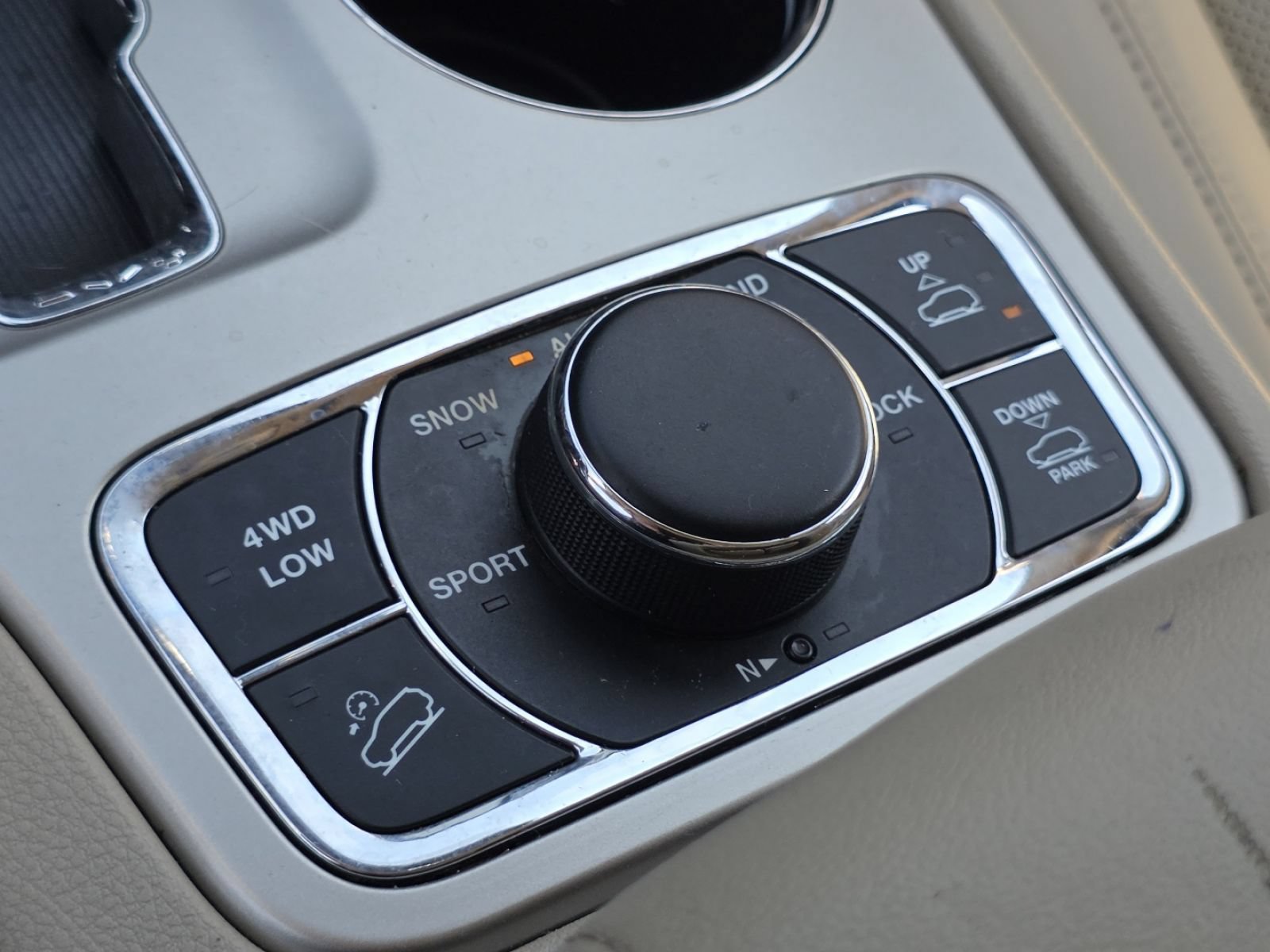 Used 2011 Jeep Grand Cherokee Overland w/ Mopar Chrome Edition Group AWD/4WD image 5