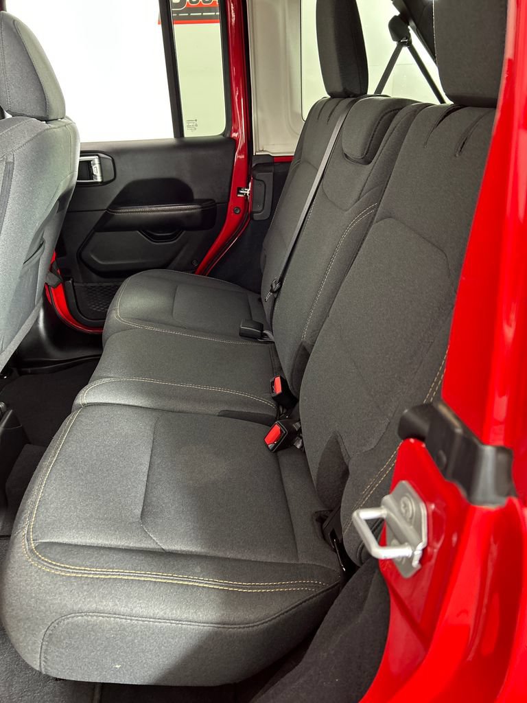 Used 2025 Jeep Wrangler Unlimited Sahara AWD/4WD image 17