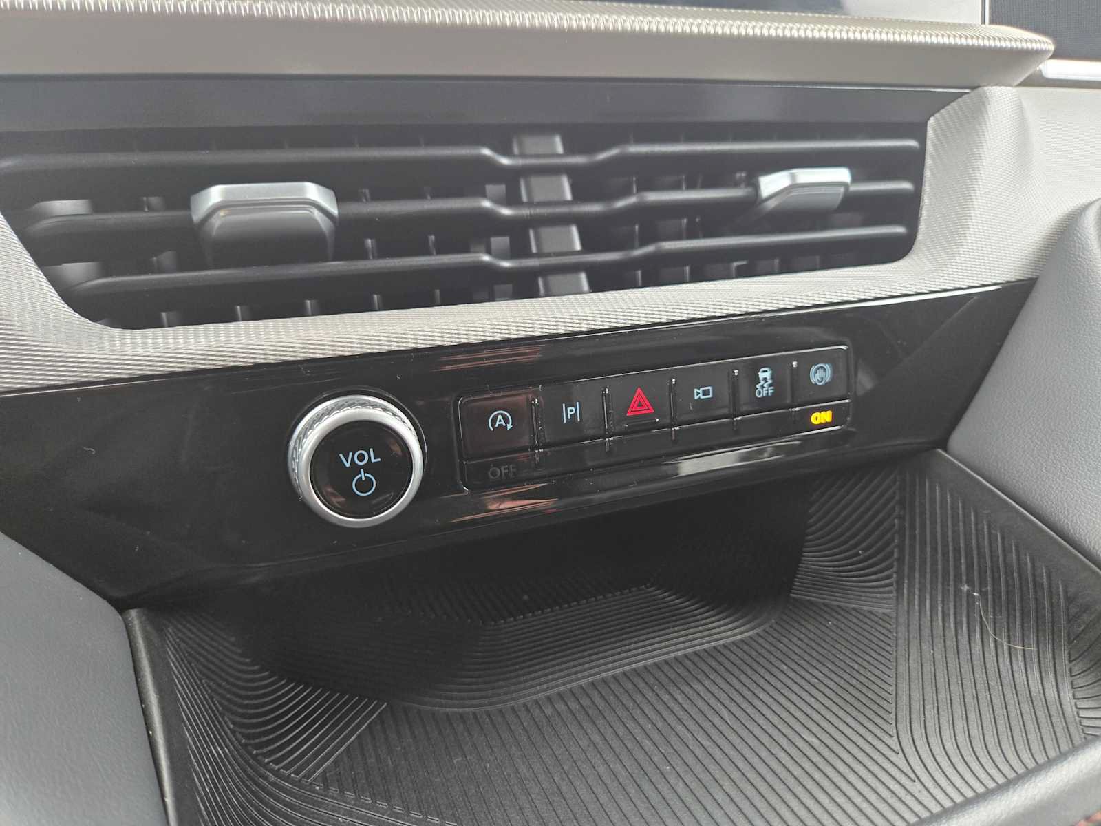 Used 2025 Ford Explorer Active w/ Active Comfort Package RWD image 31