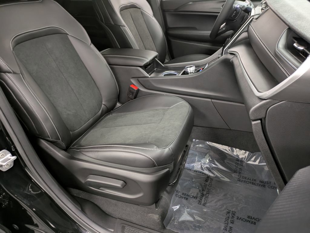 Used 2025 Jeep Grand Cherokee Altitude image 28