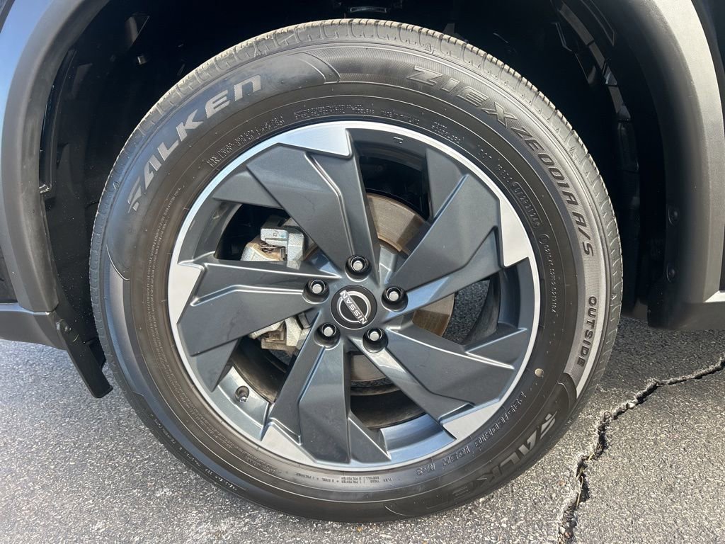 Used 2025 Nissan Rogue SV image 35