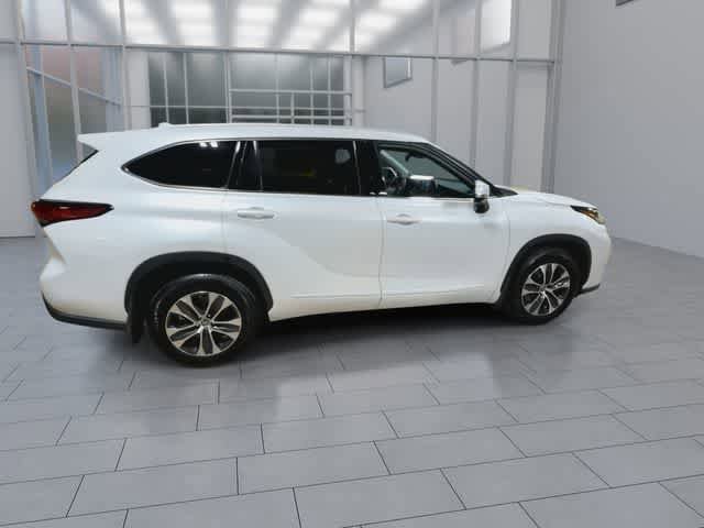Used 2022 Toyota Highlander XLE AWD/4WD image 9