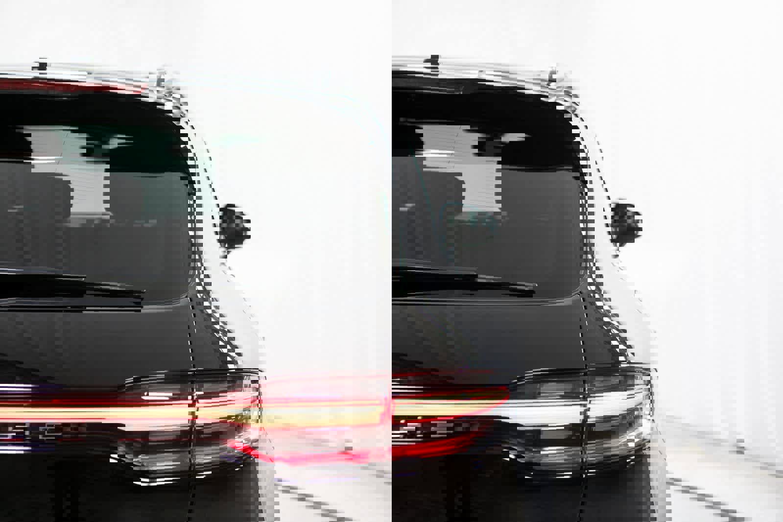 Certified 2025 Porsche Macan image 38