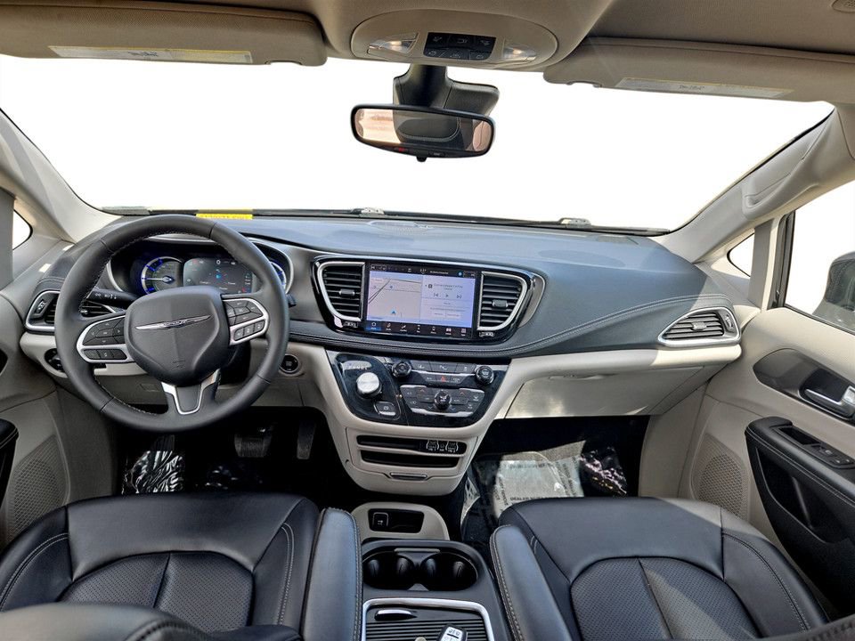 Used 2024 Chrysler Pacifica Select image 13