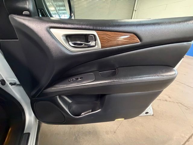 Used 2020 Nissan Pathfinder Platinum image 11