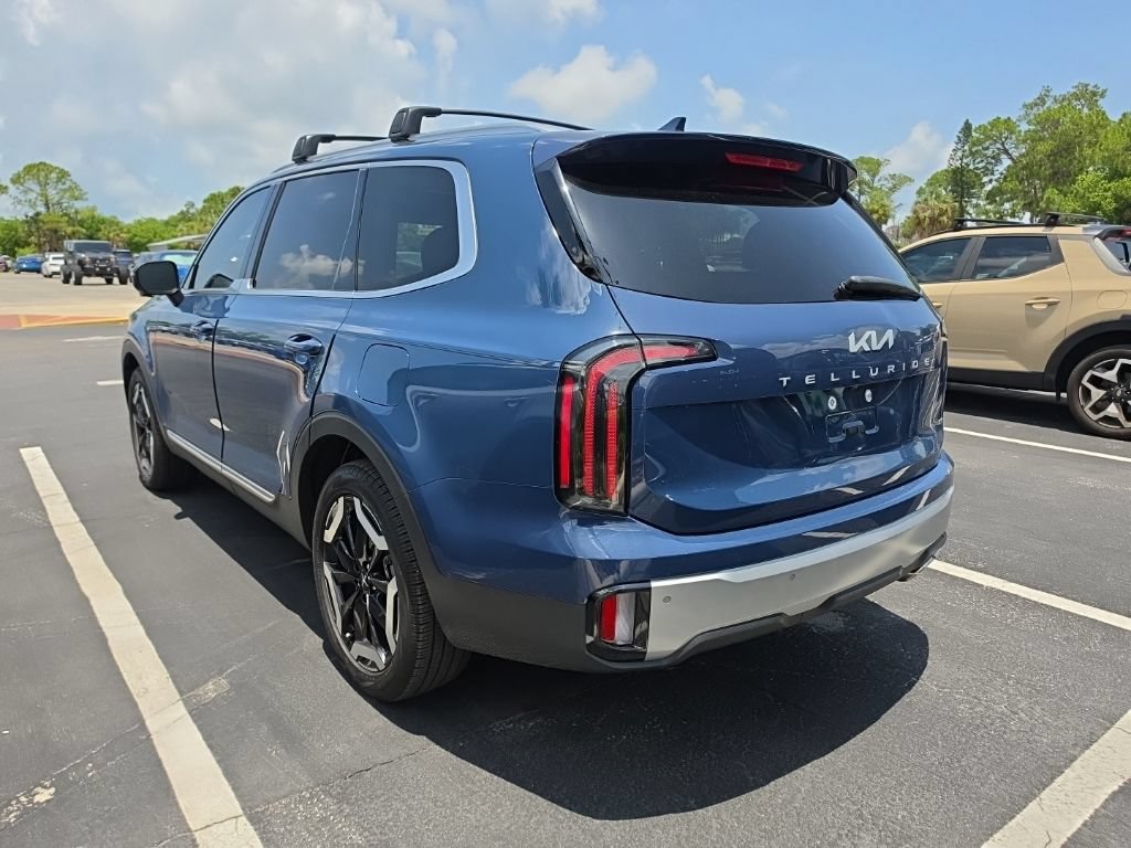 Certified 2024 Kia Telluride EX w/ EX Captain's Chair Package AWD/4WD image 12