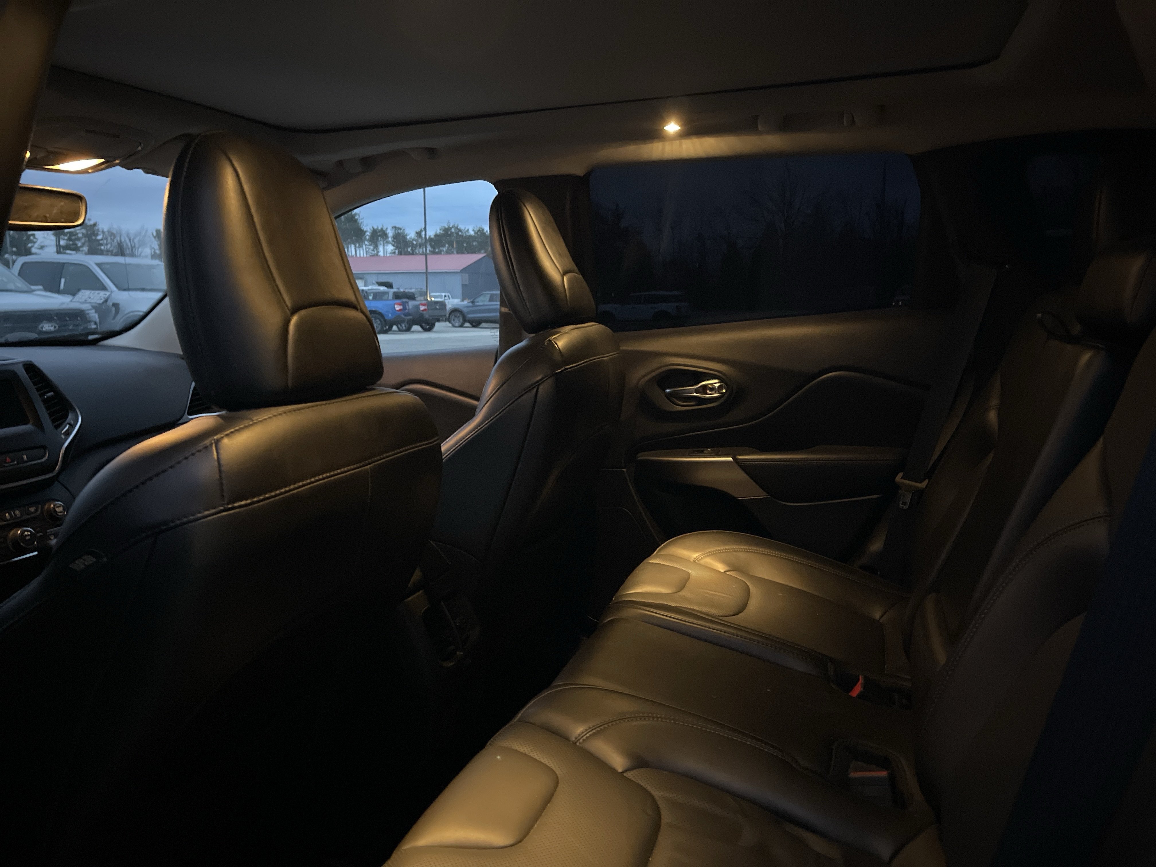 Used 2021 Jeep Cherokee Latitude Lux w/ Sun & Sound Group AWD/4WD image 11
