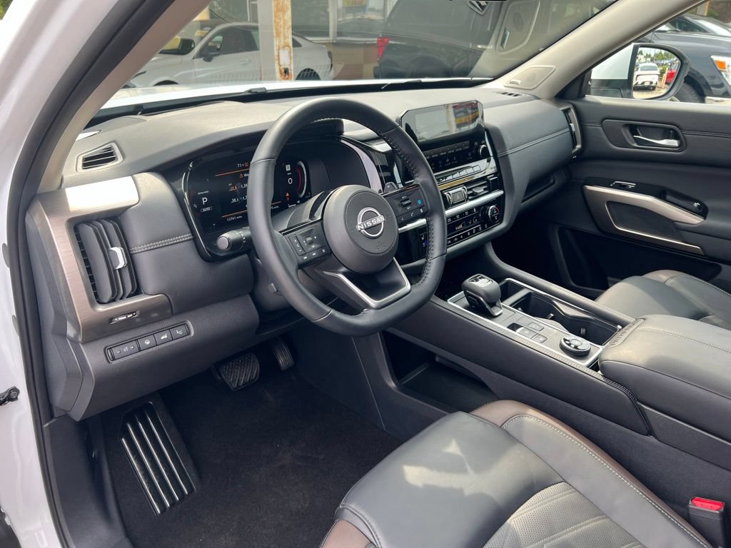 Certified 2025 Nissan Pathfinder Platinum w/ Cargo Package AWD/4WD image 6