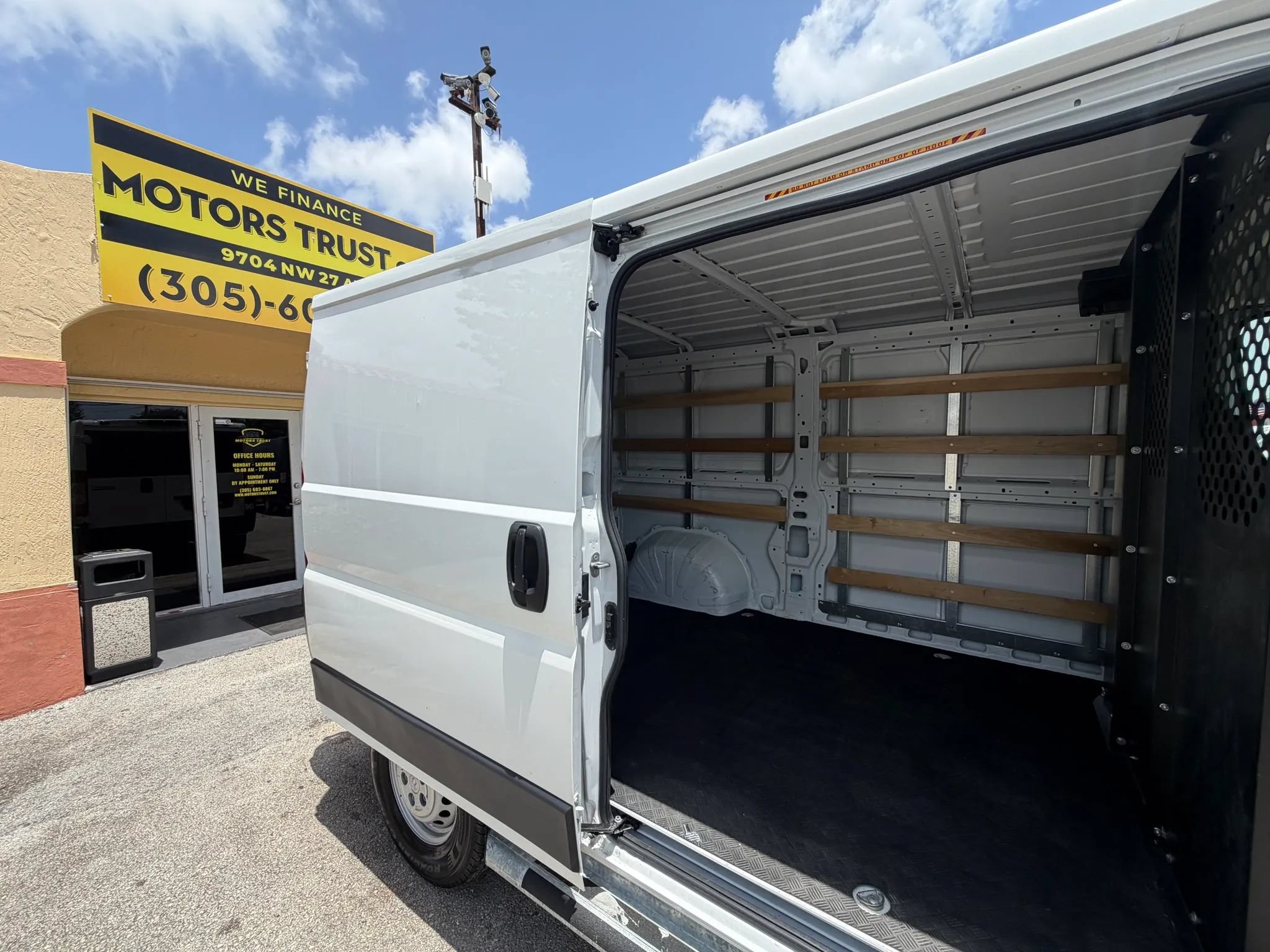 Used 2025 RAM ProMaster 2500 w/ U-Haul Equipment Group FWD image 9