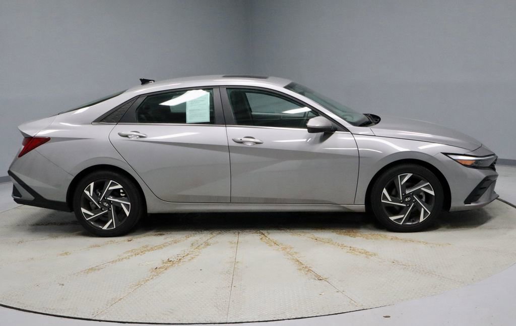 Certified 2025 Hyundai Elantra SEL image 7
