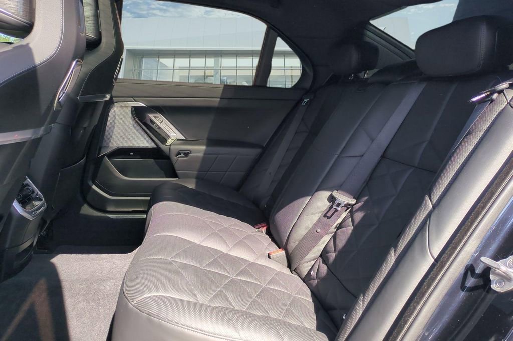 Used 2023 BMW 740i w/ Parking Assistance Package image 15