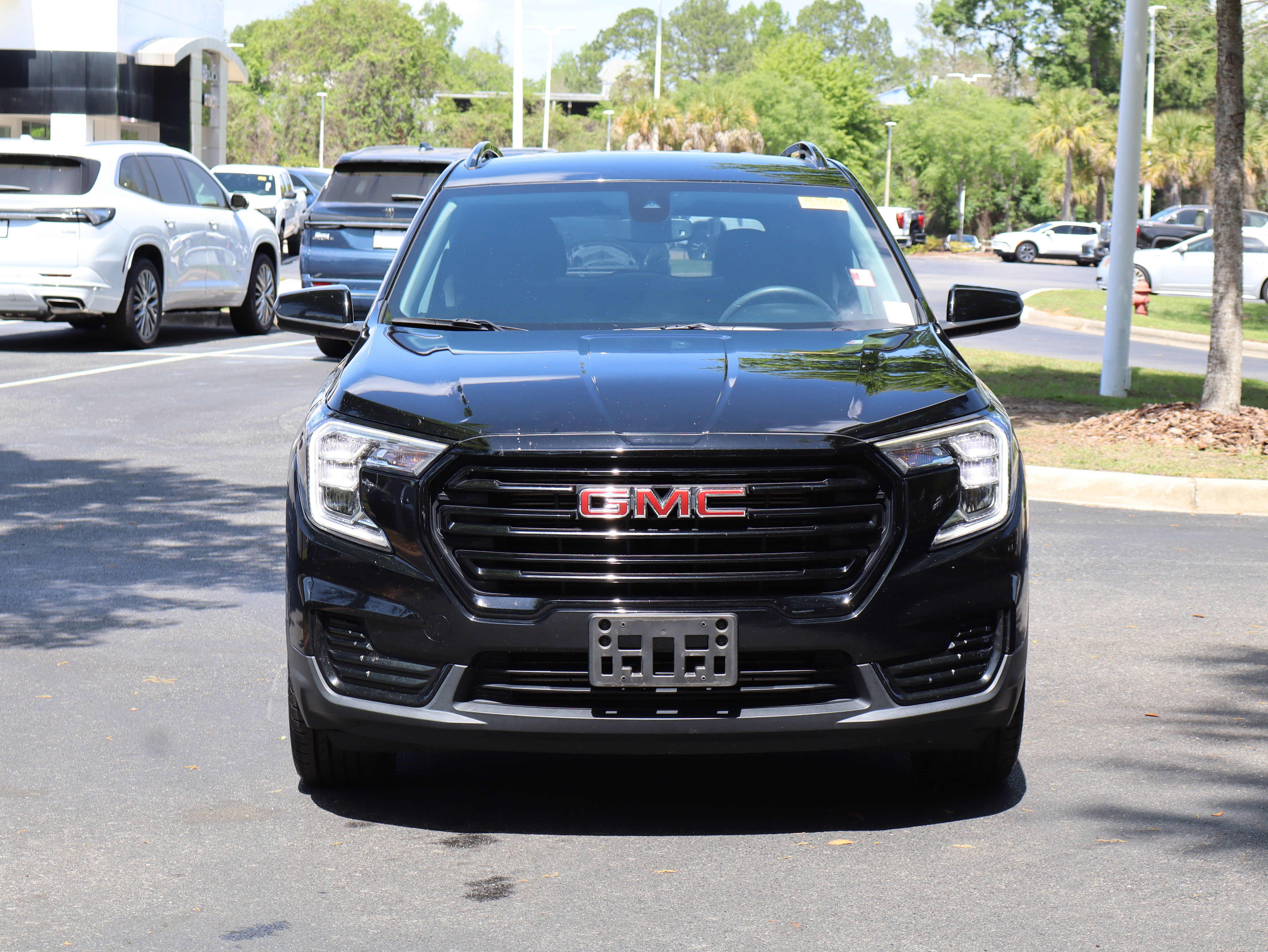 Used 2022 GMC Terrain SLE w/ Driver Convenience Package image 3
