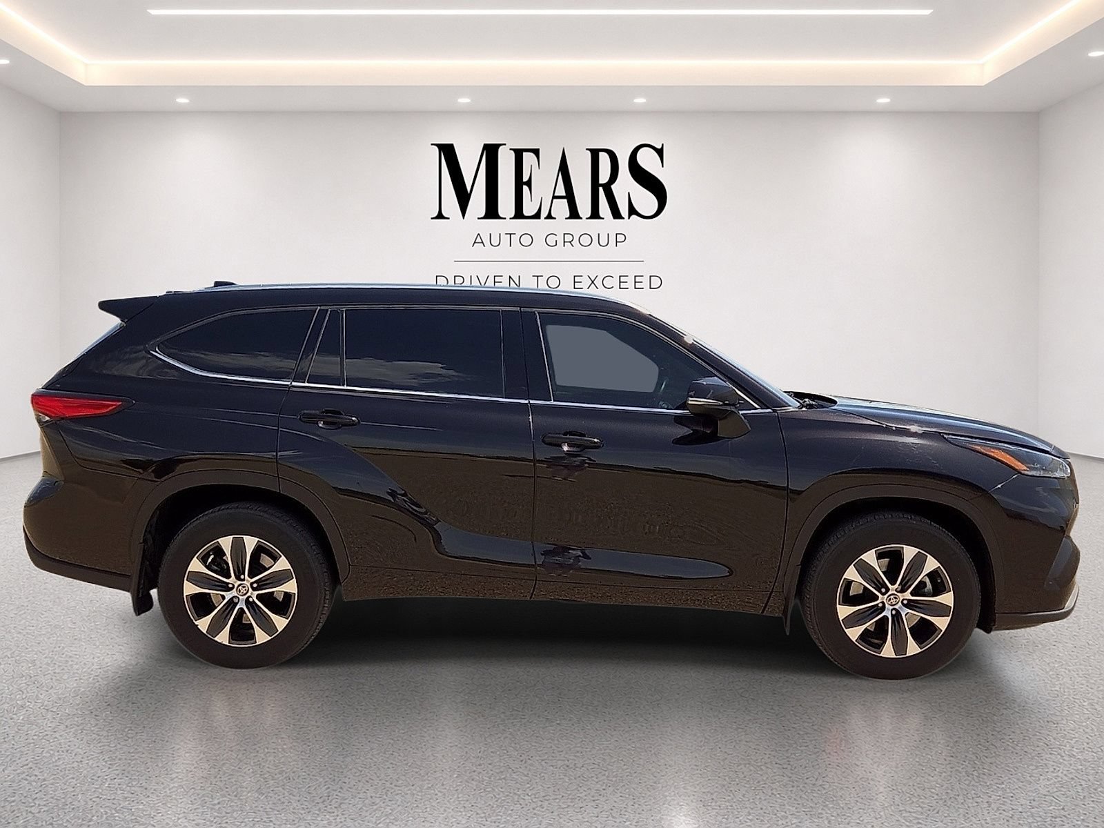 Used 2021 Toyota Highlander XLE AWD/4WD image 6