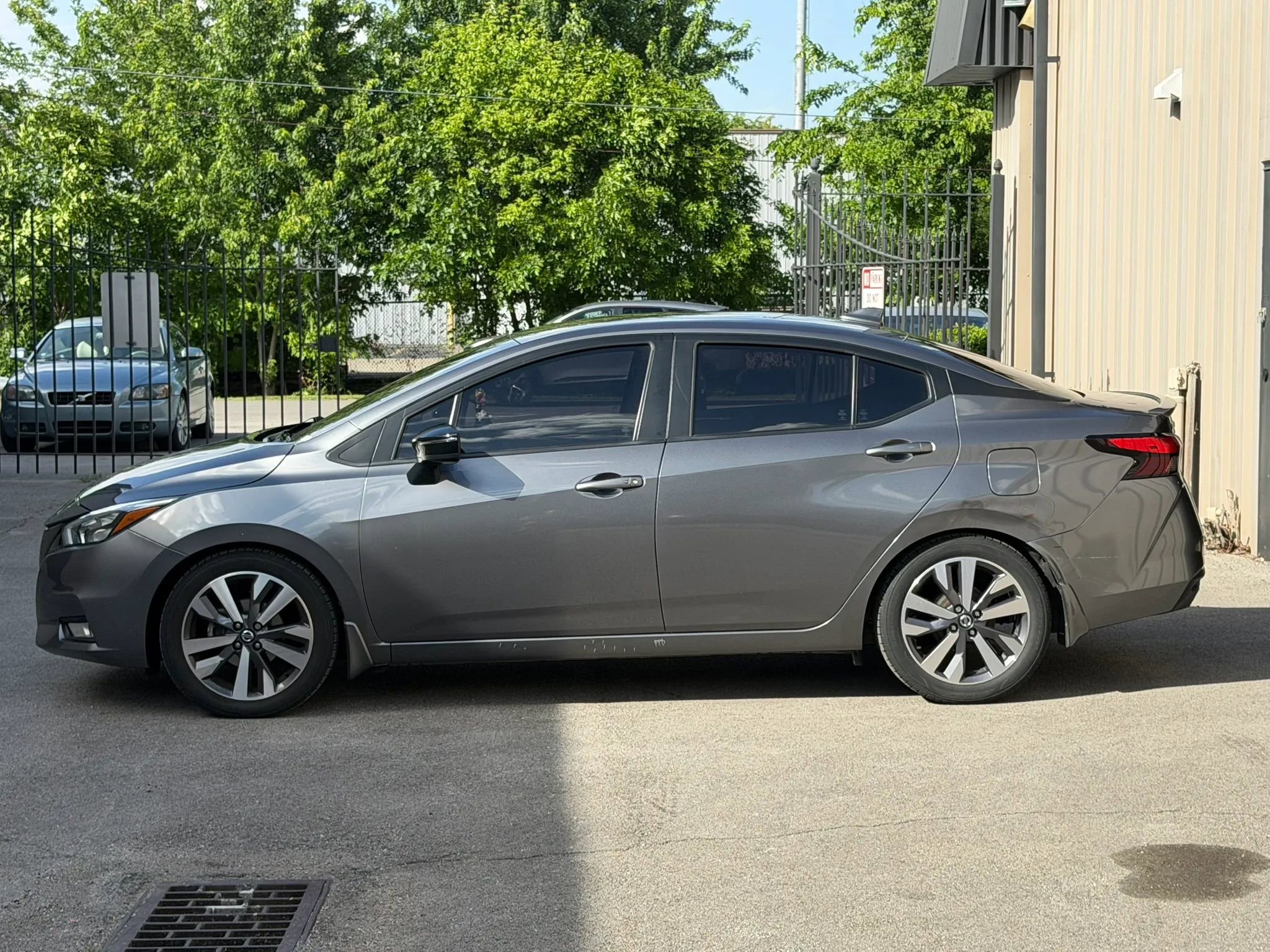 Used 2020 Nissan Versa SR FWD image 3