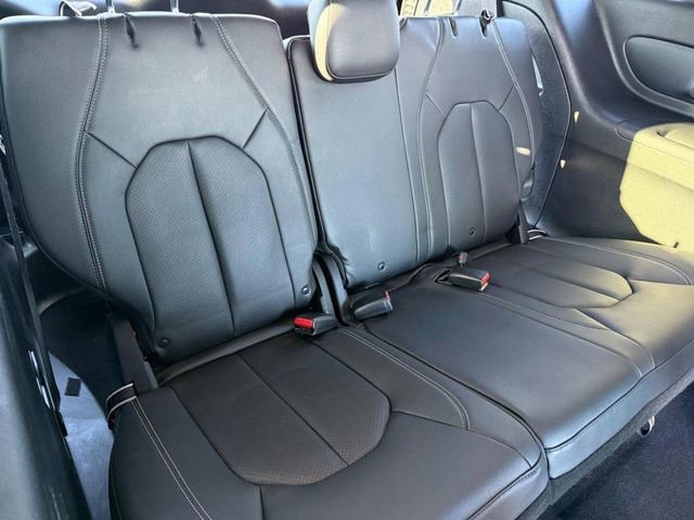 Used 2020 Chrysler Pacifica Touring-L AWD/4WD image 13