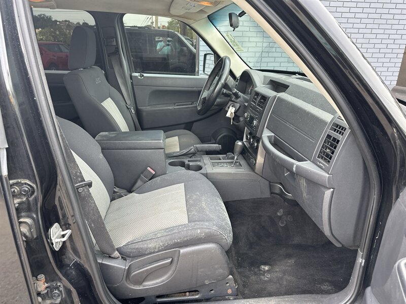 Used 2009 Jeep Liberty Sport w/ Popular Equipment Group AWD/4WD image 9