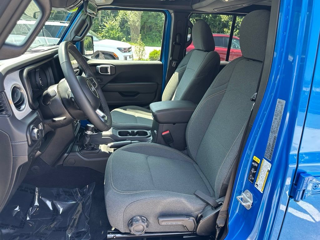 Used 2025 Jeep Wrangler Unlimited Sahara AWD/4WD image 13