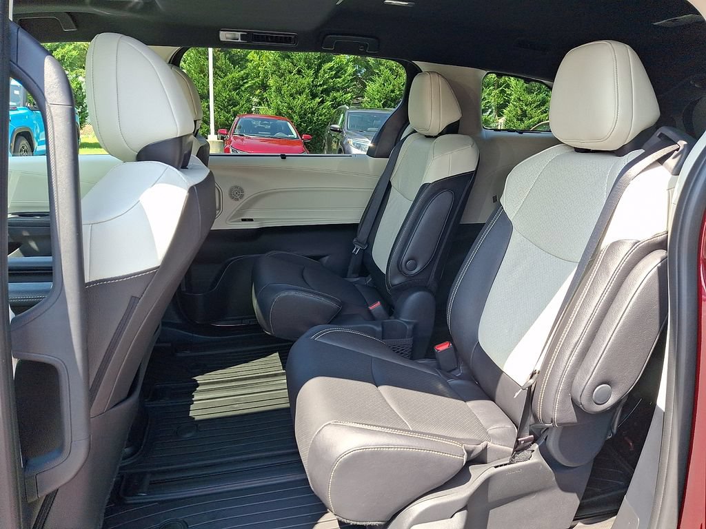 Used 2026 Toyota Sienna Limited AWD/4WD image 10