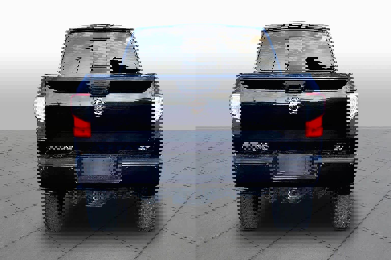 Used 2018 Nissan Titan SV w/ SV Convenience Package image 5