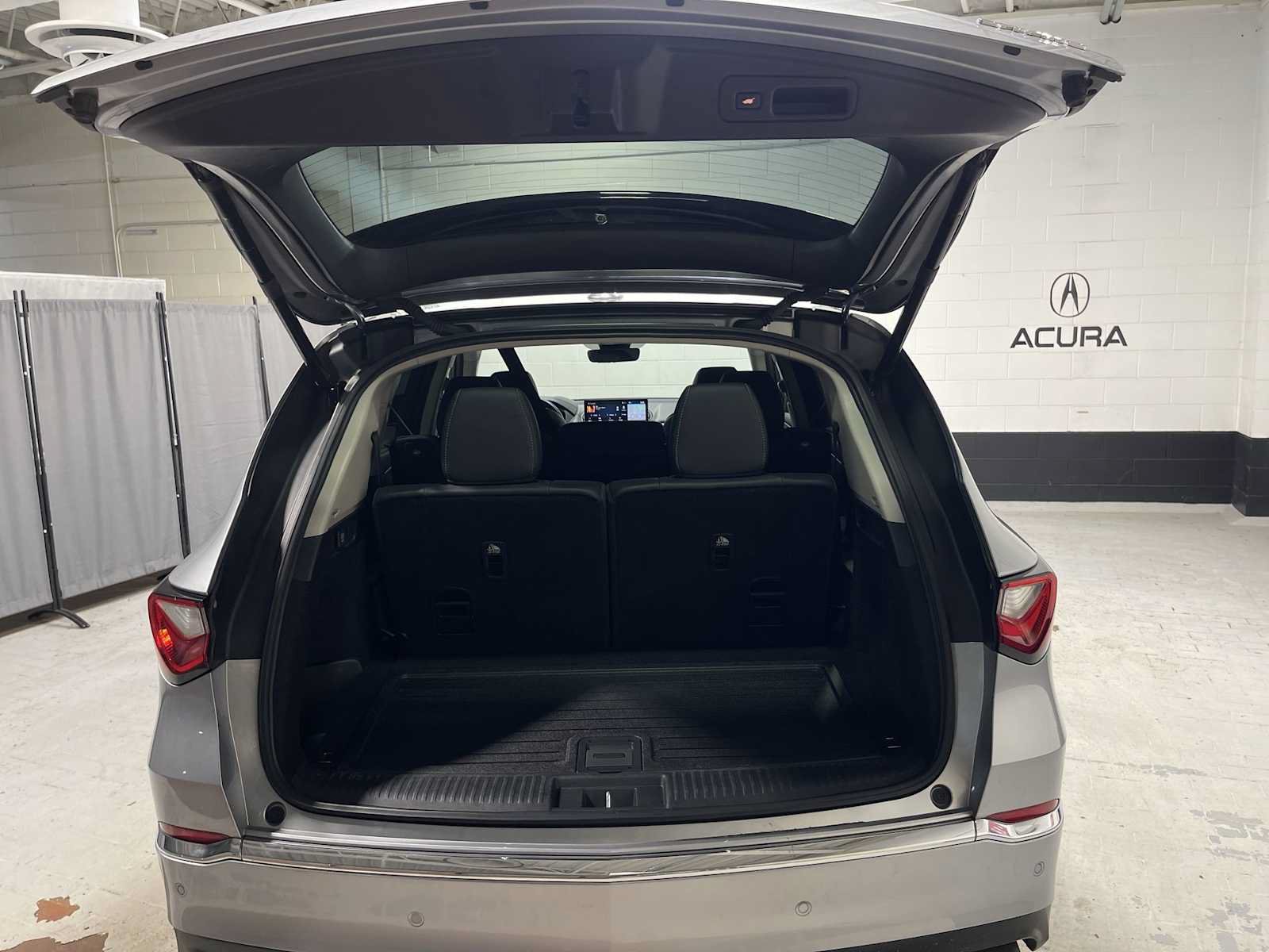 Used 2024 Acura MDX SH-AWD w/ Technology Package image 19