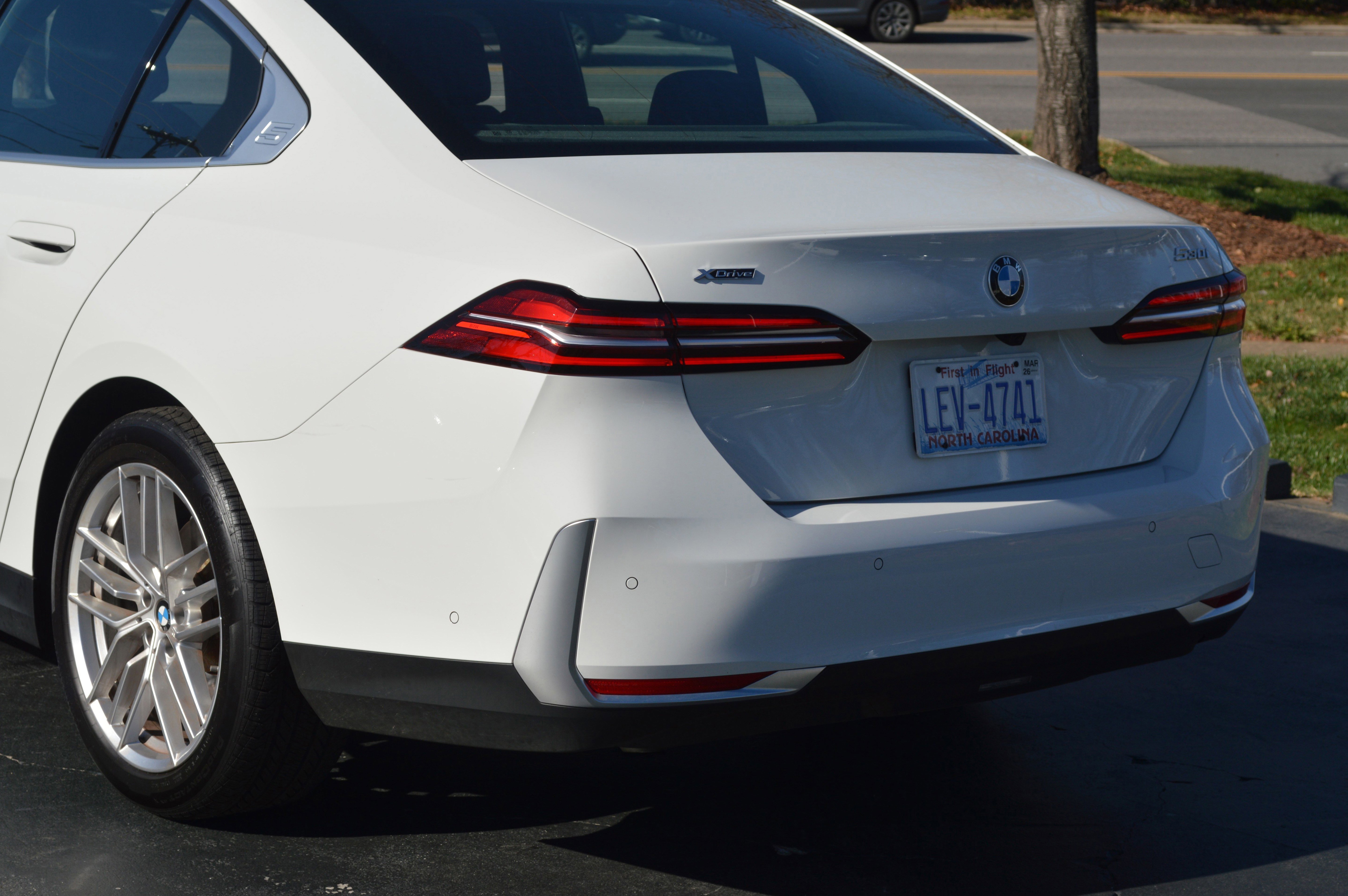 Used 2025 BMW 530i xDrive w/ Premium Package image 3