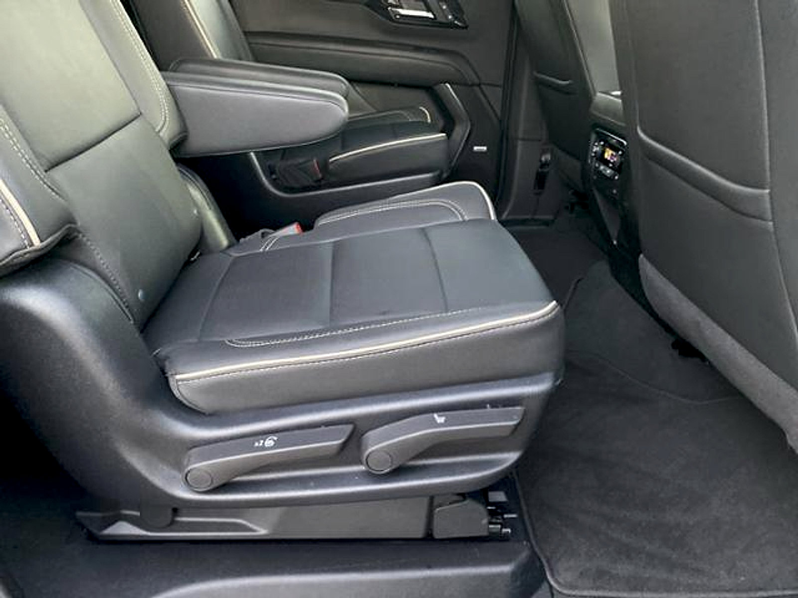 Used 2025 Chevrolet Suburban Premier image 18