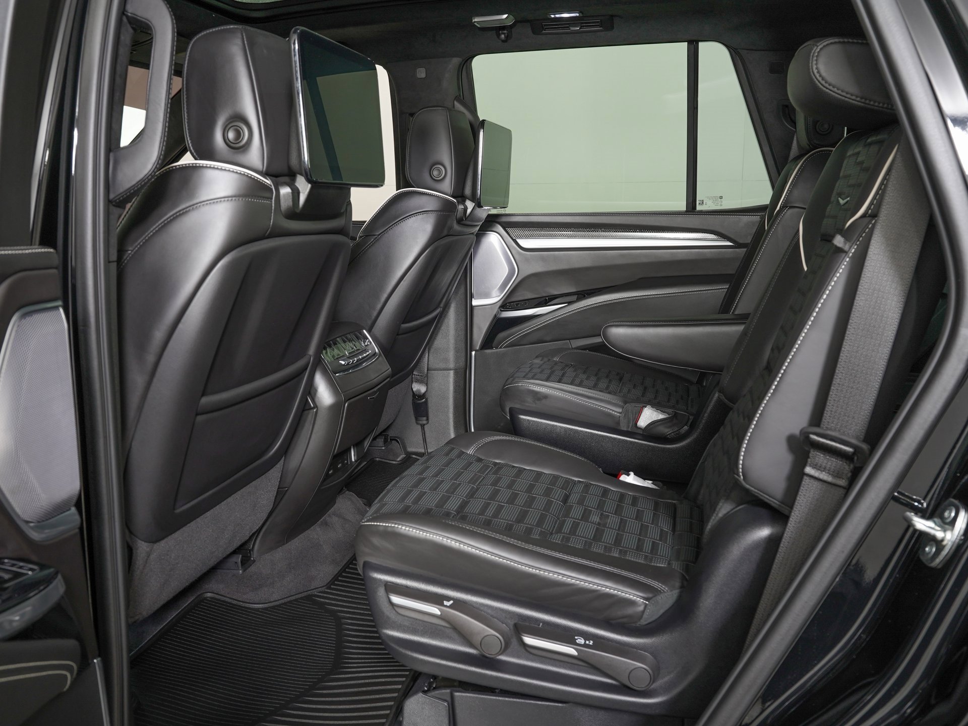 Used 2025 Cadillac Escalade V w/ LPO, ONYX Package image 16