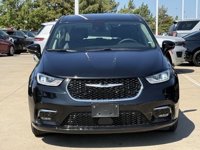 Used 2024 Chrysler Pacifica Touring-L FWD image 11