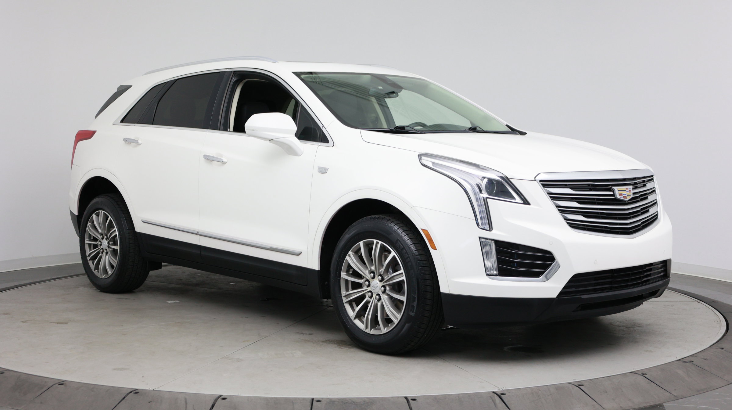 Used 2019 Cadillac XT5 Luxury FWD image 3