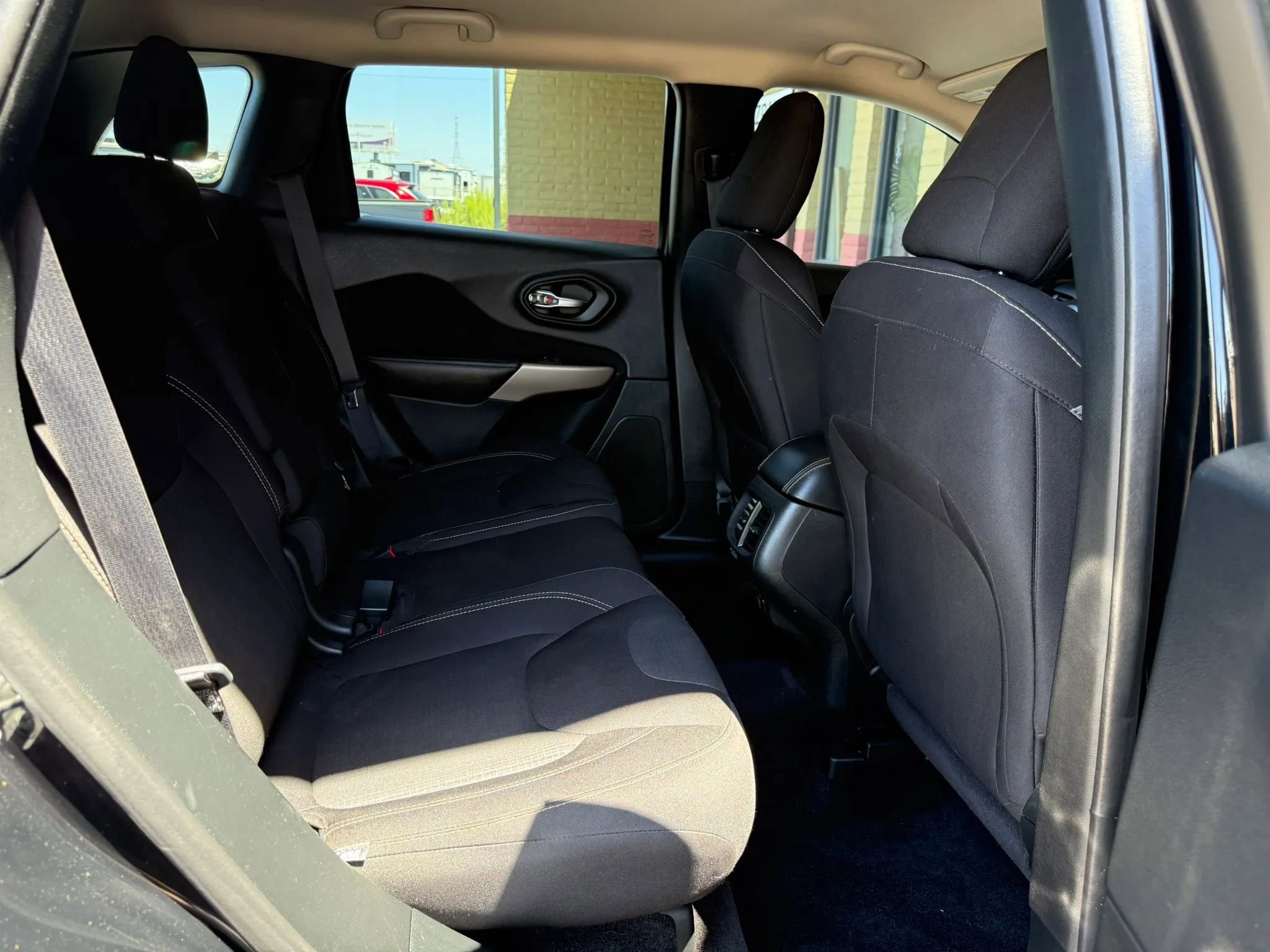 Used 2017 Jeep Cherokee Latitude w/ Safety/Convenience Group FWD image 28