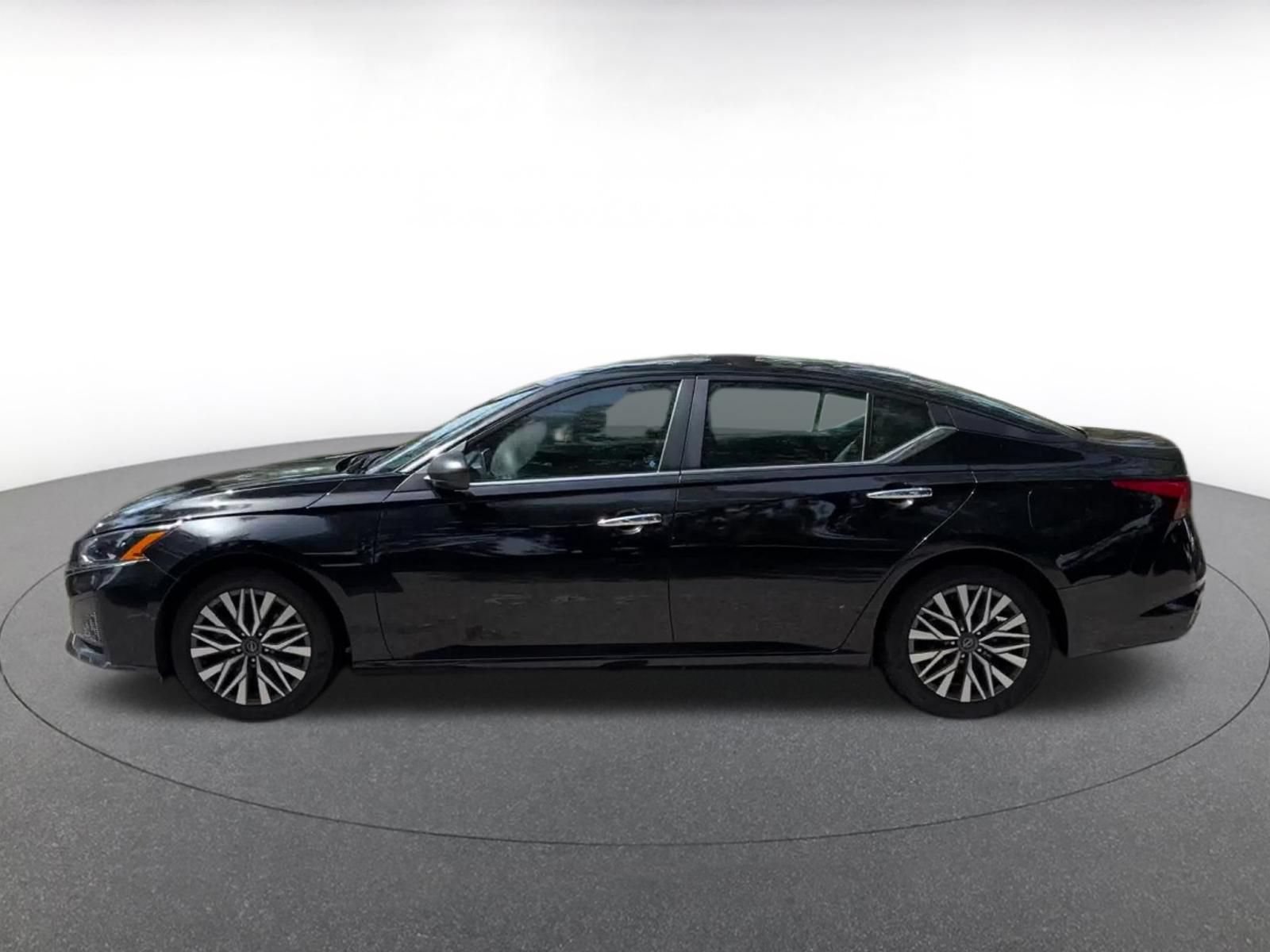 Used 2025 Nissan Altima 2.5 SV FWD image 8