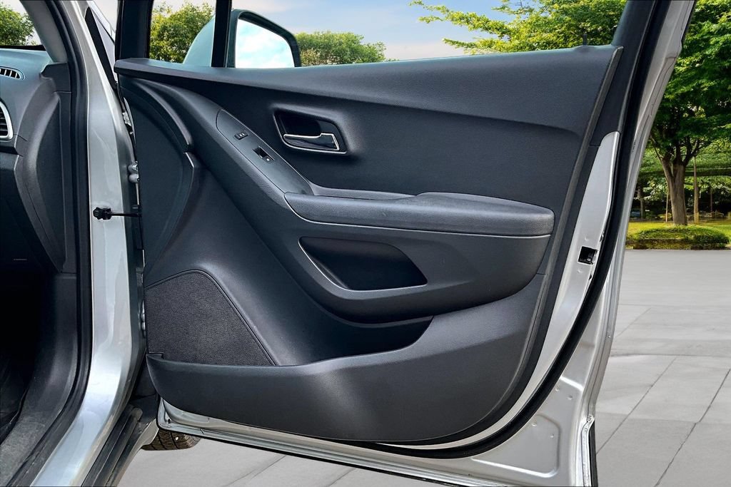 Used 2018 Chevrolet Trax LT w/ LT Convenience Package AWD/4WD image 23