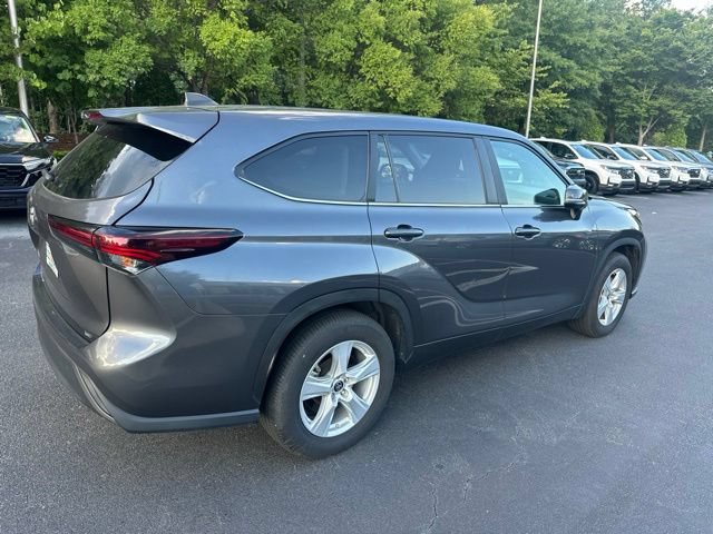 Used 2025 Toyota Highlander LE FWD image 5