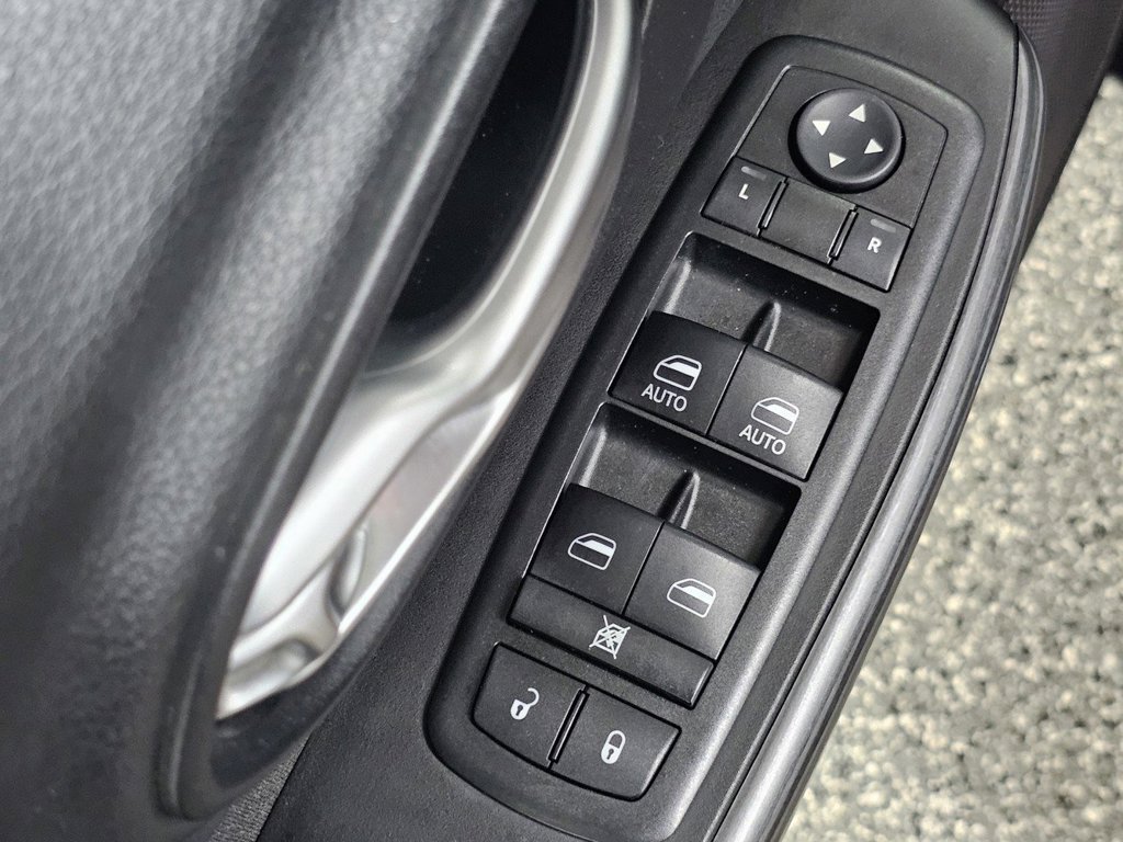Used 2015 Jeep Cherokee Latitude w/ Comfort/Convenience Group FWD image 32
