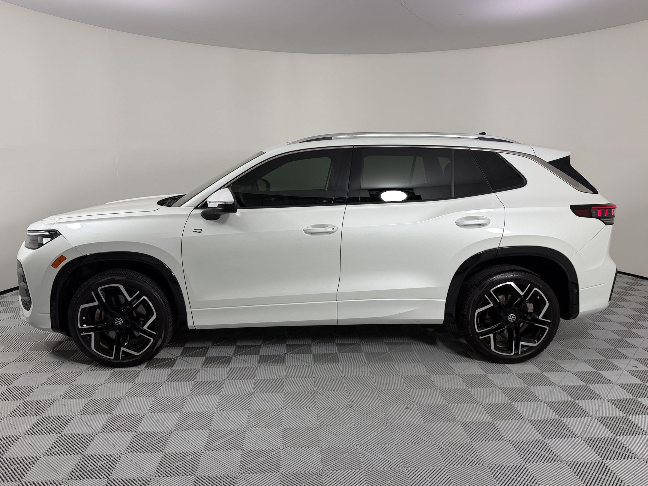 Used 2025 Volkswagen Tiguan SEL R-Line AWD/4WD image 2