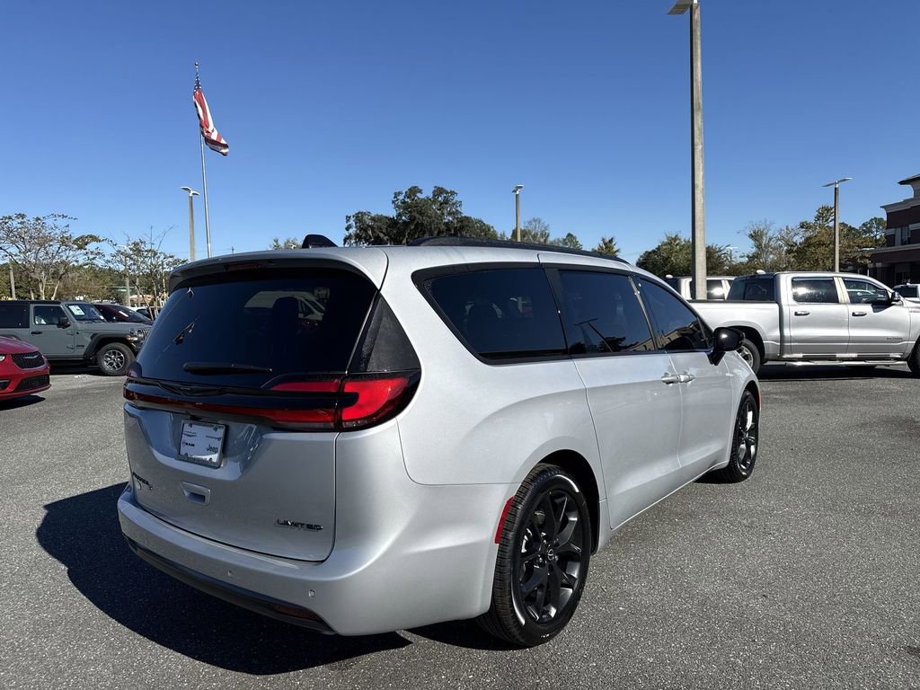 New 2026 Chrysler Pacifica Limited w/ S Appearance Package image 3