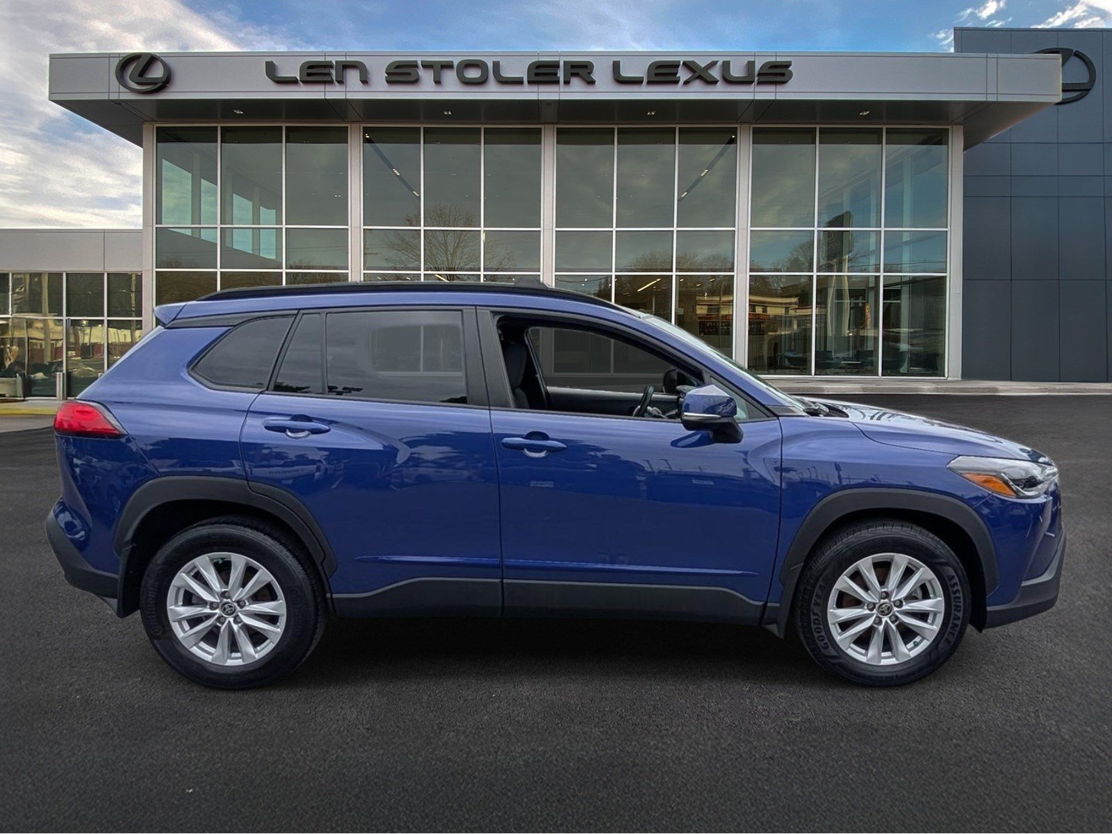 Used 2023 Toyota Corolla Cross LE w/ Moonroof Package AWD/4WD video 2