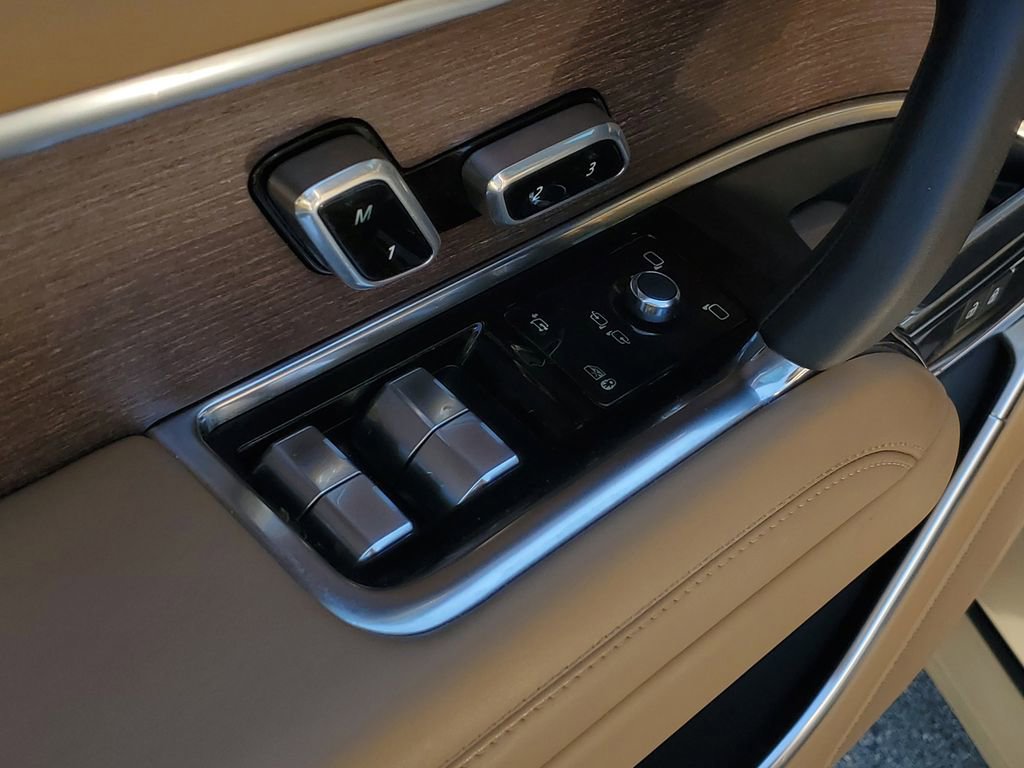 Used 2023 Land Rover Range Rover SE image 12