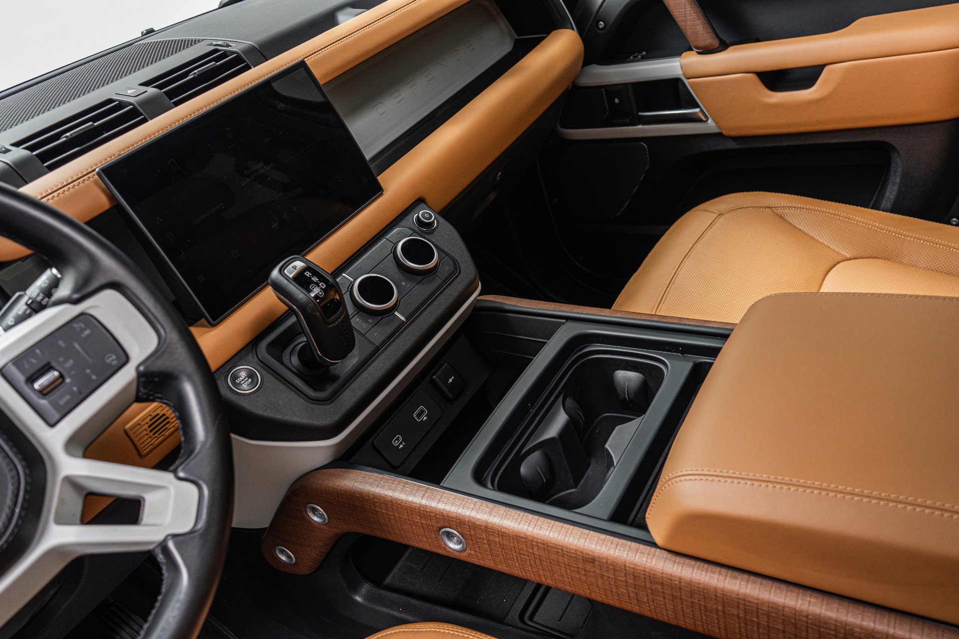 Used 2024 Land Rover Defender 110 SE image 28