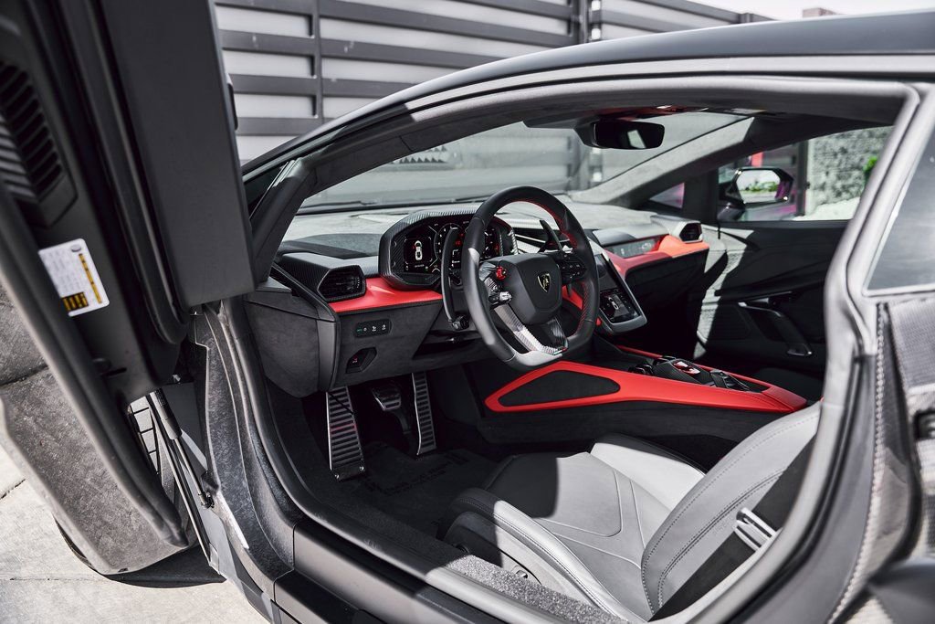Used 2025 Lamborghini Revuelto image 36