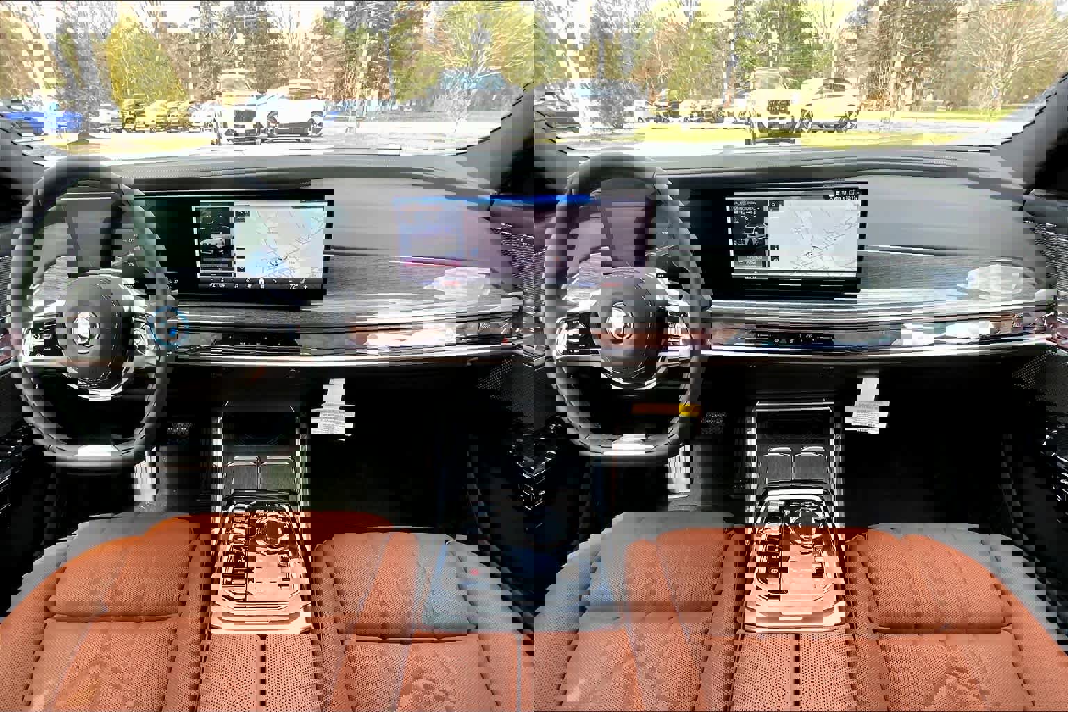 Certified 2024 BMW i7 xDrive60 w/ Premium Package 2 image 5